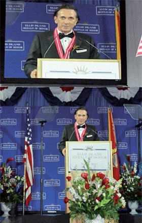 Primitkom Ellis Island Medalje časti, g. Zepter pridružuje se skupini od samo pet ne-američkih državljana koji su počašćeni ovom nagradom