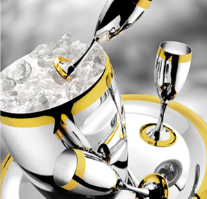U pravilu, boca šampanjca se poslužuje ispred gostiju u posudi za led.