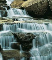 U prirodnom okruženju voda je sposobna privući i zatim otopiti minerale iz kojih su sazdane stijene.