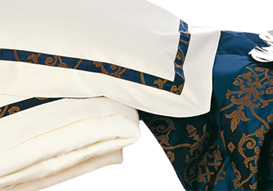 Plava posteljina i ručnici „Napoleon“, udahnut će luksuz u vašu spavaonicu i kupaonicu.