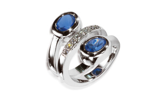U neke komade našeg nakita umetnuti su svjetski čuveni kristali ‘Swarovski’, čija je izvanredna kvaliteta glasovita.