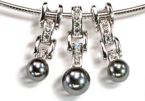 Komadi nakita ukrašeni su svjetski čuvenim kristalima ‘Swarovski’, čuvenim po svojoj izvrsnoj kvaliteti.